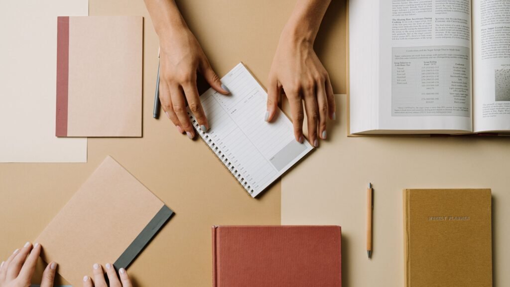 Mani che scrivono appunti su un blocco note, a rappresentare il lavoro di ascolto e pianificazione in un percorso nutrizionale